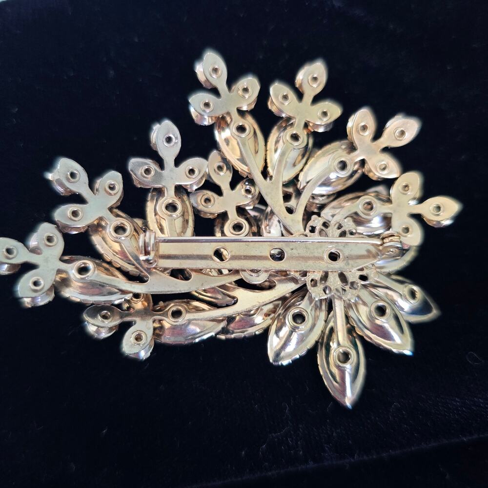 Vintage Brooch Emerald Green Aurora Borealis Rhinestone Floral Mid Century Glam - Picture 6 of 13